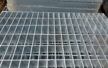 鋼格柵G503/30/50W熱浸鋅對(duì)插型格柵，適用于脫硫塔平臺(tái)